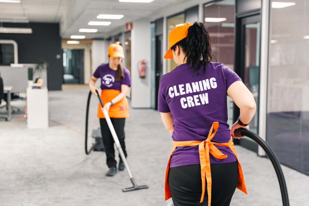 MTB kaksi työntekijää siivoaa toimistotiloja